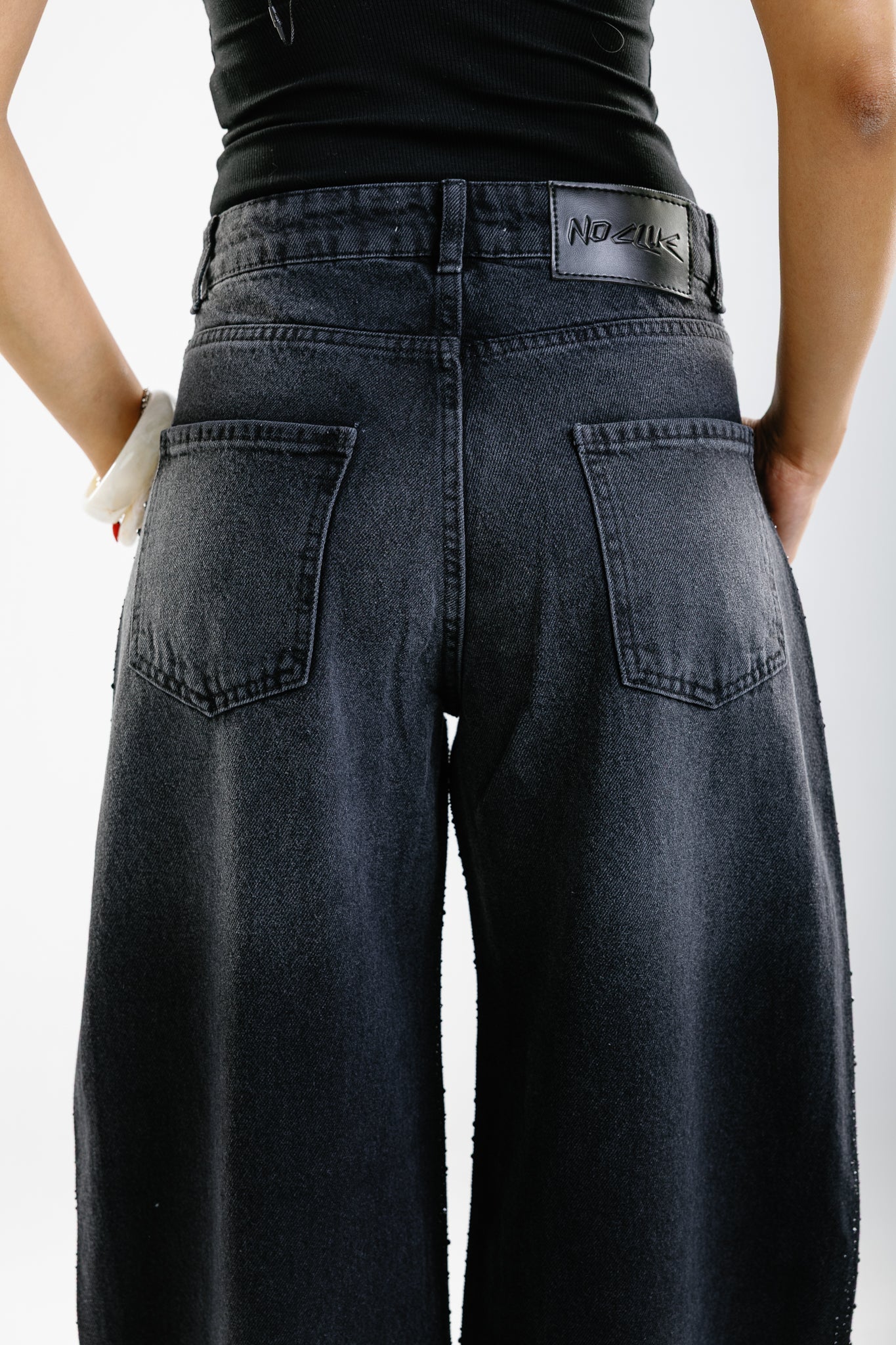 glowy jeans black